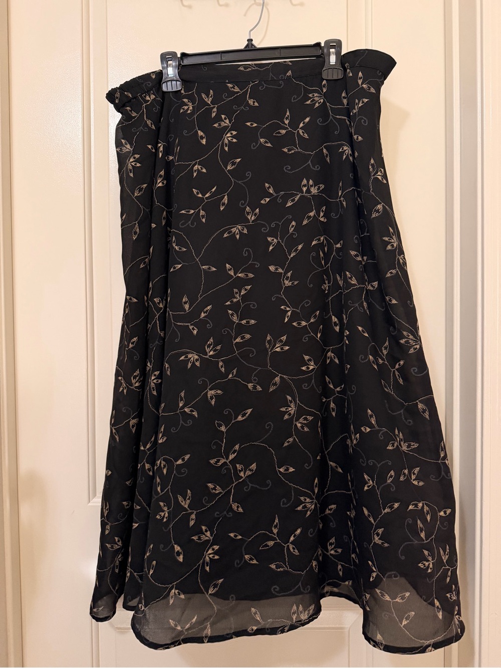 Sag Harbor Black Midi Skirt with Beige Leaf Print